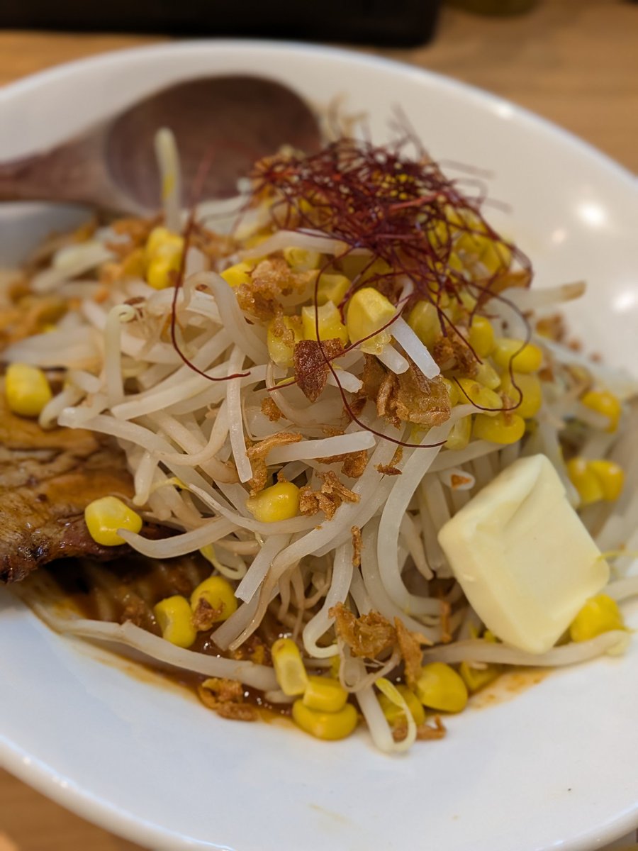 dorafujimoto's tweet photo. 豚骨まぜそば KOZOU+さんの限定まぜそば

味噌バター
そこにうまい棒チーズ味をつっこみます
美味しかった！

#KOZOU https://t.co/hoOHKNiGx7