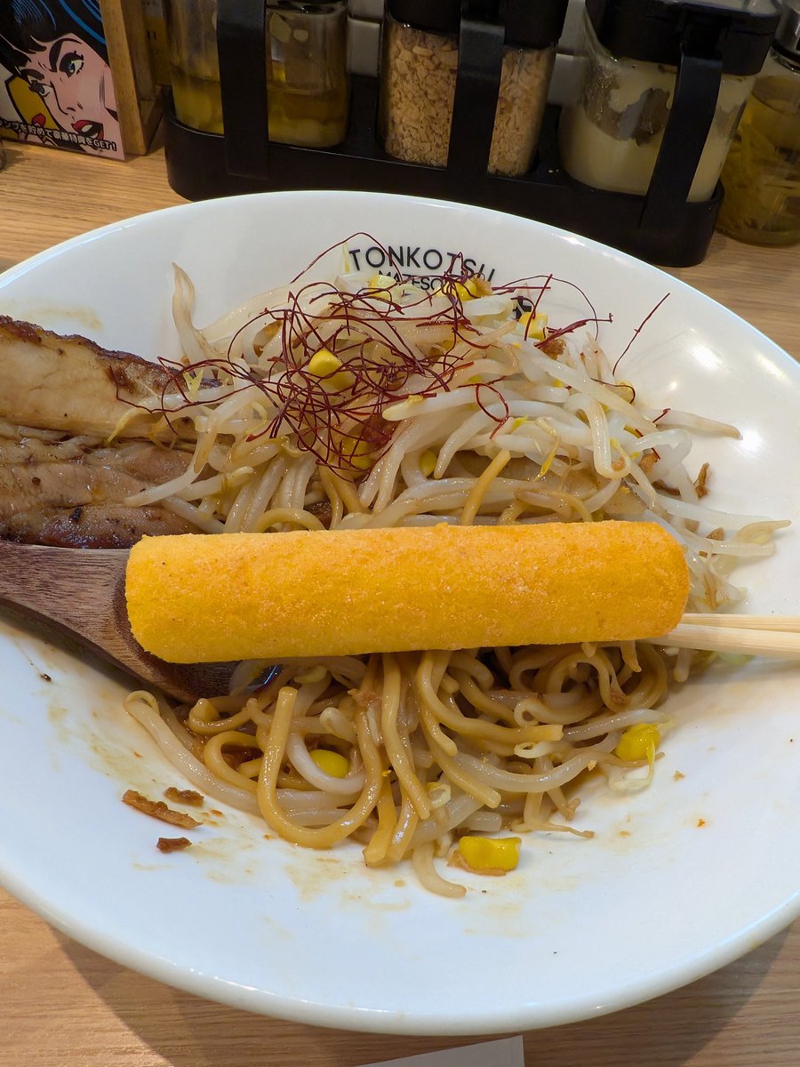dorafujimoto's tweet photo. 豚骨まぜそば KOZOU+さんの限定まぜそば

味噌バター
そこにうまい棒チーズ味をつっこみます
美味しかった！

#KOZOU https://t.co/hoOHKNiGx7