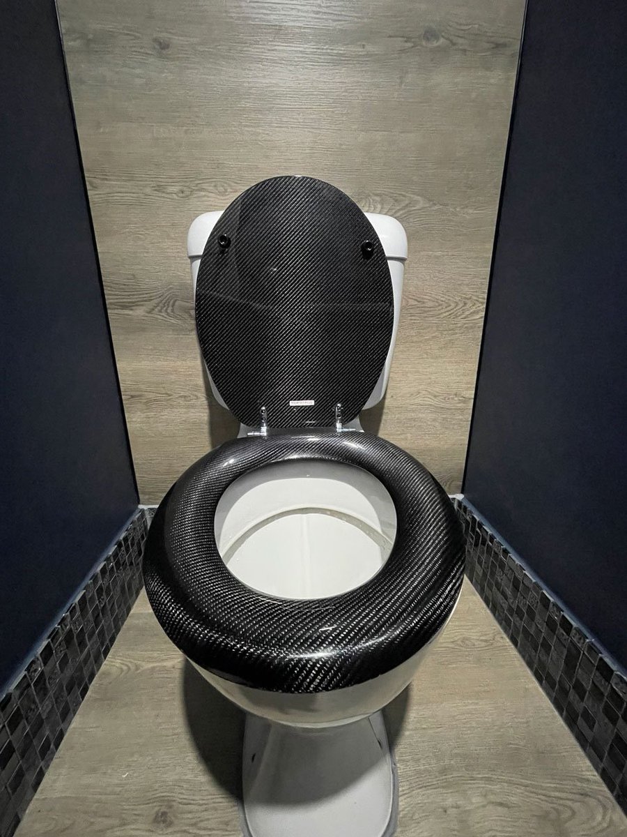 swdworksYouTube's tweet photo. こちらが15万円する便器です https://t.co/szCsUFhfgB