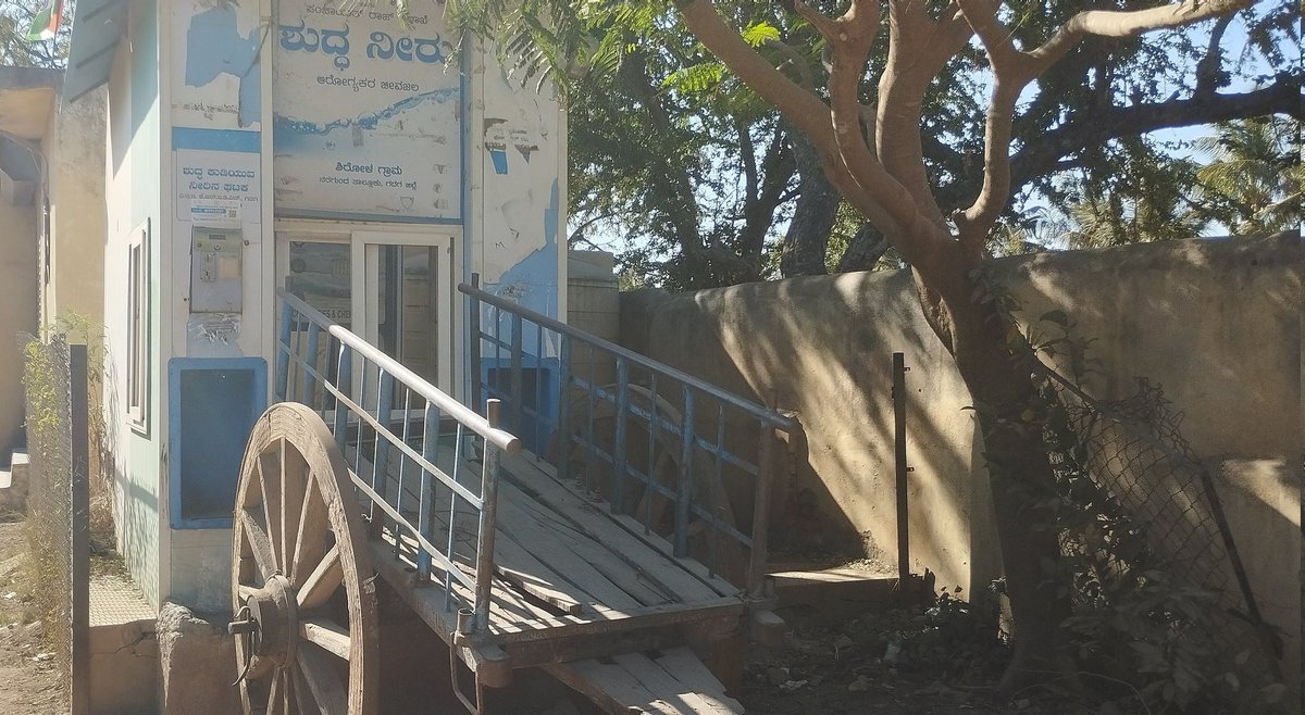 SangaladP's tweet photo. ನರಗುಂದ ತಾಲ್ಲೂಕಿನ ಶಿರೋಳ ಗ್ರಾಮದಲ್ಲಿ ಸರ್ಕಾರಿ ಗಂಡು ಮಕ್ಕಳ ಶಾಲೆಯ ಹತ್ತಿರದ ಶುದ್ಧ ನೀರಿನ ಘಟಕವನ್ನು ಸರಿಯಾಗಿ ನಿರ್ವಹಿಸದೆ ಗ್ರಾಮಸ್ಥರಿಗೆ ಶುದ್ಧ ನೀರಿನ ಅಭಾವ ಉಂಟಾಗಿದೆ. ಗ್ರಾಮ ಪಂಚಾಯತ್ ಗೆ ಮನವಿ ಸಲ್ಲಿಸಿದರು ಸ್ಪಂದಿಸುತ್ತಿಲ್ಲ ಕುಡಿಯುವ ನೀರು ಮೂಲಭೂತ ಸೌಲಭ್ಯಗಳಲ್ಲಿ ಒಂದು ಶೀಘ್ರವಾಗಿ ಕ್ರಮ ಕೈಗೊಳ್ಳಿ. @osd_cmkarnataka https://t.co/VXBf7RnyuO