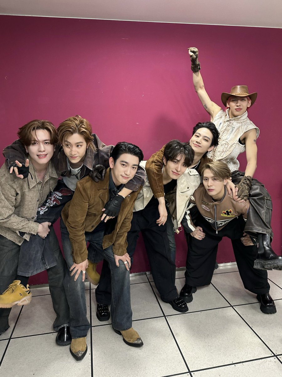 daniegotseven's tweet image. Rest well and take your vitamins, boys 💚Thank you for a week of music shows. We had so much fun 🥹💚 @jaybnow_hr @marktuan @JacksonWang852 @jinyoung @cyjprint @BamBam1A @yugyeom 

@GOT7Official @GOT7