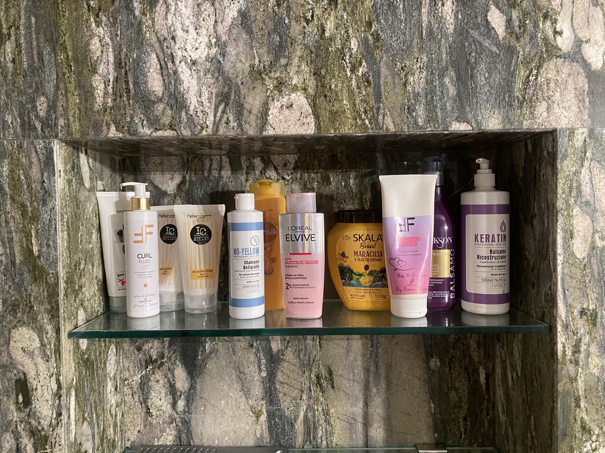 uomini usano shampoo 5 in 1 e a me tocca comprare 20 prodotti per avere dei capelli un minimo decenti 🥸