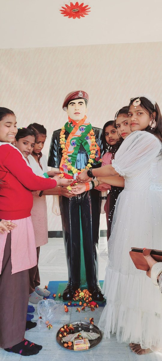 गणतंत्र दिवस के अवसर पर "अमर शहीद" शौर्य चक्र "विजेता मेजर दीपक यादव "" शहीद स्थल "गणेशपुर पर सभी छात्र-छात्राओं व शिक्षक जन द्वारा पुष्प अर्पित किए गए व शहीदों को नमन किया गया🙏🇮🇳<a href="/UMESHKU45157393/">MPI UMESH KUMAR</a> <a href="/ManojYa06722903/">Manoj Yadav</a>  <a href="/nayiudaan123/">Nayi Udaan</a> <a href="/ciet_ncert/">CIET-NCERT</a> <a href="/school_sarkari/">SarkariSchool.in</a> <a href="/MpiAnuj/">Anuj kumar</a> <a href="/MBSIAS2011UP/">Mahendra Bahadur Singh IAS</a>
