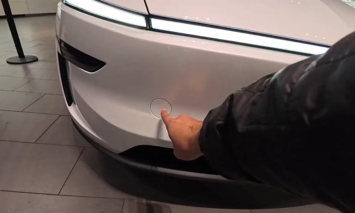 TomKooreman's tweet photo. @teslaownersSV @SawyerMerritt @Tesla @elonmusk That’s the towing hook cover😉 https://t.co/AhW5ekgdeF