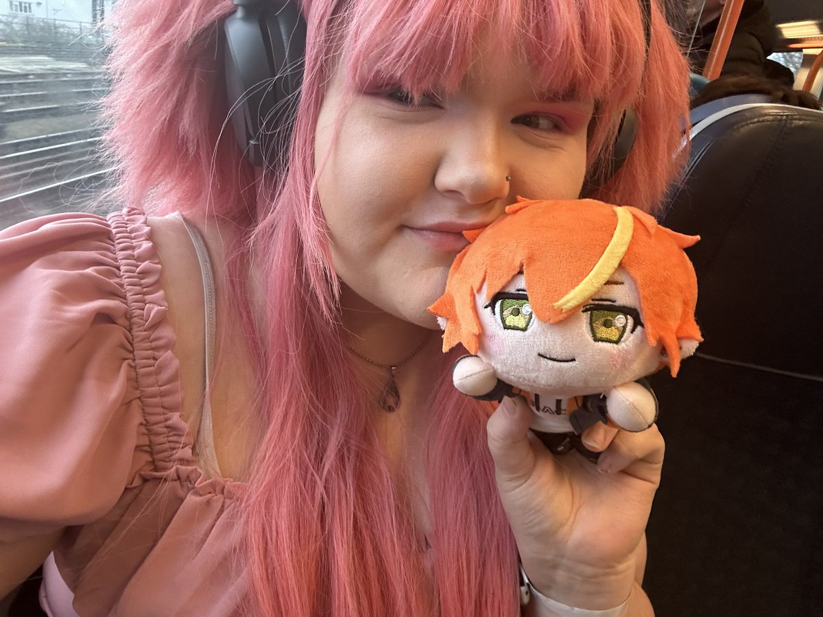 lemonadeboye's tweet photo. i am eyeliner-less currently but i’ll be at megacon london today!!! come say hi if you see me :3 https://t.co/RcqelLaRRR