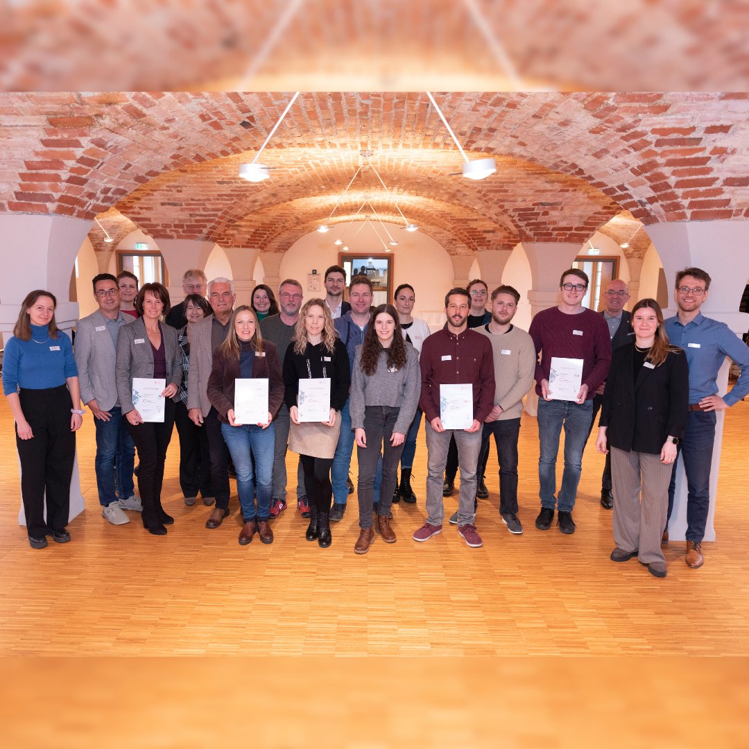 Am 15. Januar 2025 durften wir im Kreisgut Aichach die Abschlussveranstaltung der ÖKOPROFIT®-Einsteigerrunde feiern. Glückwunsch geht an die: Augsburger Holzhaus GmbH, e-koris GmbH, Kino GbR Aichach, PART Business Solutions GmbH und dem Zoologischen Garten Augsburg GmbH. 💚