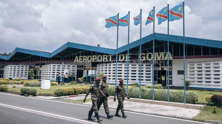 life_Info__'s tweet image. 🇨🇩🔴 SITUATION SÉCURITAIRE DANS LA PARTIE EST DE LA #RDC | 12H 30, heure de #GOMA, plusieurs personnes se rendent à l’Aéroport de GOMA, dans le but de quitter le sol. #correspondant @life_Info__