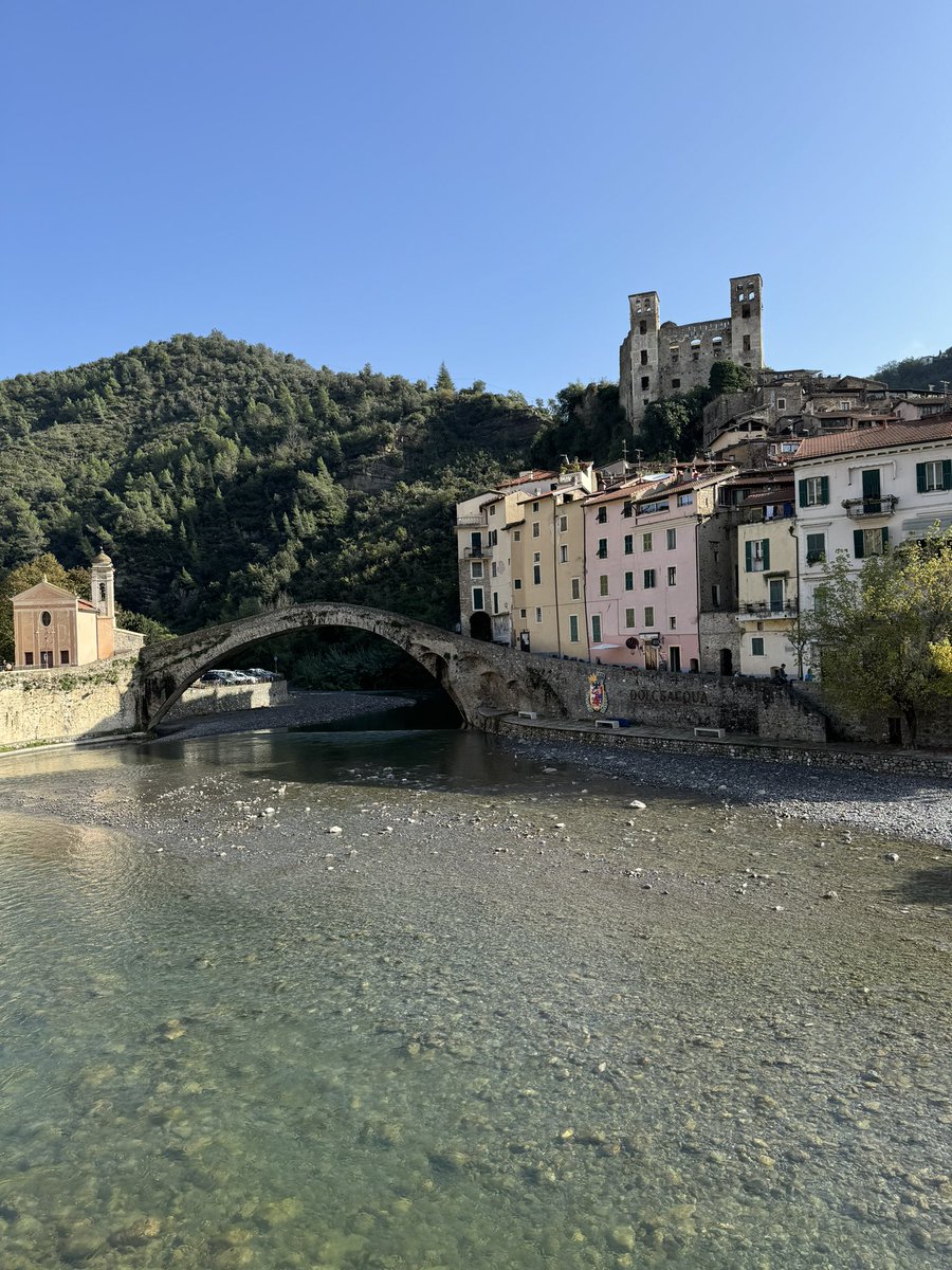 lamialiguria's tweet photo. 🏰 Il #CastellodeiDoria di #Dolceacqua affascina tutti con la sua storia e l’architettura difensiva tipica dei borghi liguri

📍Dopo aver registrato il record di visitatori nel 2024 si conferma un vero gioiello del ponente ligure da non perdere https://t.co/pvk7SpalJB