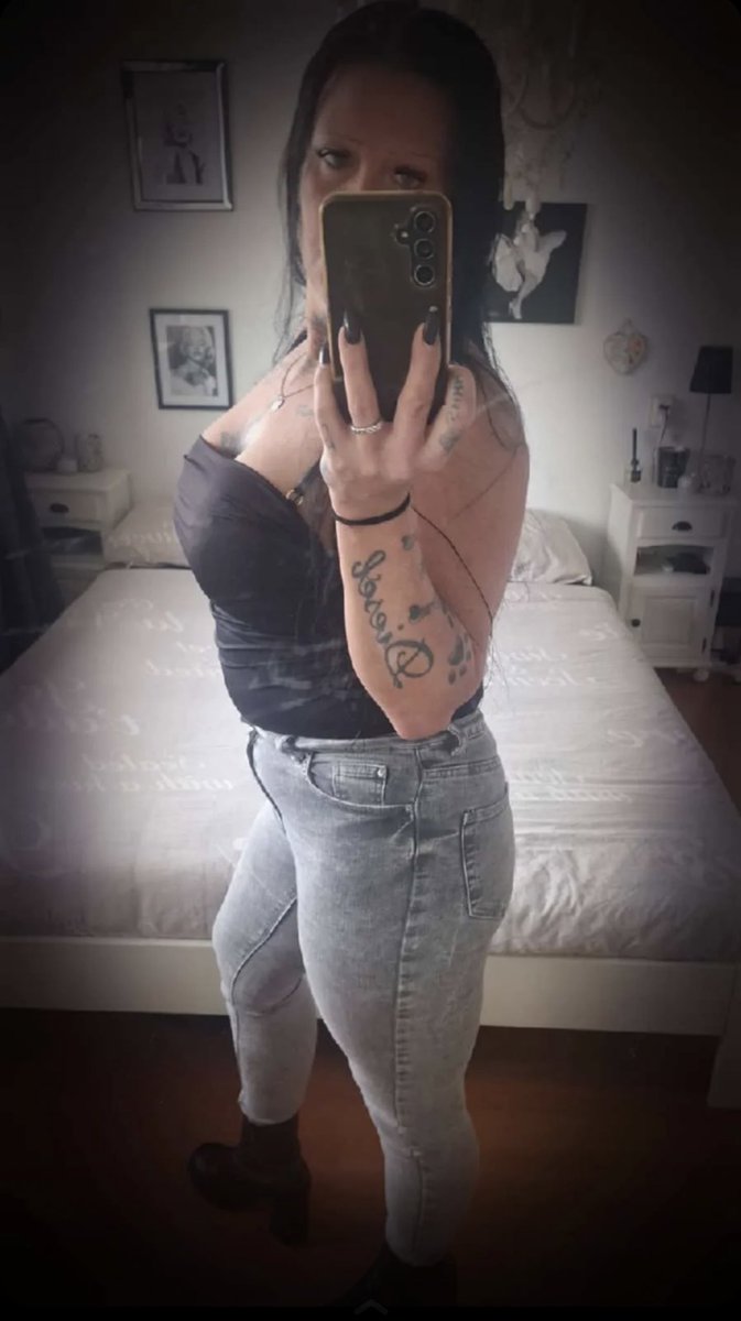 Sukkels van me Repost &amp; like deze foto en al mijn media ik ga een van jullie blij maken met een gratis sessie die ik graag zou willen filmen  waar ik je keihard aanpak en trap tot je smeekt maar ik ga door 🧎‍♂️🧎‍♂️

#findomnl