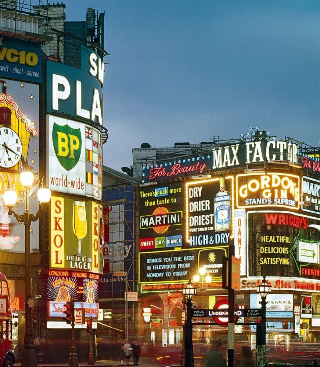 A snapshot of history with great photography captured of London Piccadilly Circus by German photographer Elmar Ludwig in 1965

The art piece was named 'Piccadilly by Night' 🌃

Love the nostalgia this photo is giving 🙌