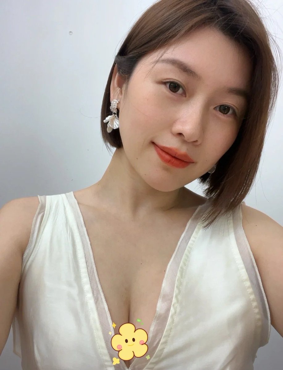 买年货真的好累呀，外面还冷…   

感觉腿都走麻了，还是在家里舒服，可以躺在软软的被窝里，刷着手机～再伸个懒腰~

那么有人来帮我捏捏腿吗？ https://t.co/xUJ5bjmFkk