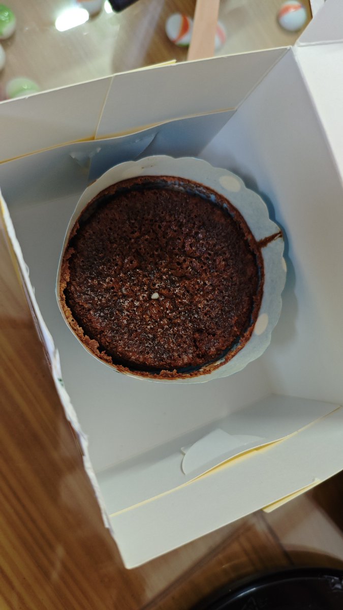 hafeezluqman's tweet photo. @Swiggy Order # 196855263980689 I ordered Choco Lava and received a burnt piece of cake. Swiggy care executive said, there's nothing can be done. Similar issue happened like this few weeks ago. And swiggy chat with executive ended with no resolution. Like a scam. https://t.co/aHiRYju3tE