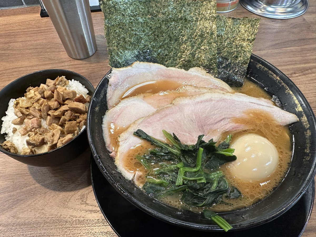 昼過ぎまで用事を済ませ、その足で向かった #との丸家八千代店 

チャーシューメン🍜
TP 味玉🥚

腹減りだから余計美味し😘
疲れた身体に塩分チャージ✨

大沼さんの元気な声にも癒されます😆
大変美味しゅうございました😋

 #ラーメン好きな人と繋がりたい