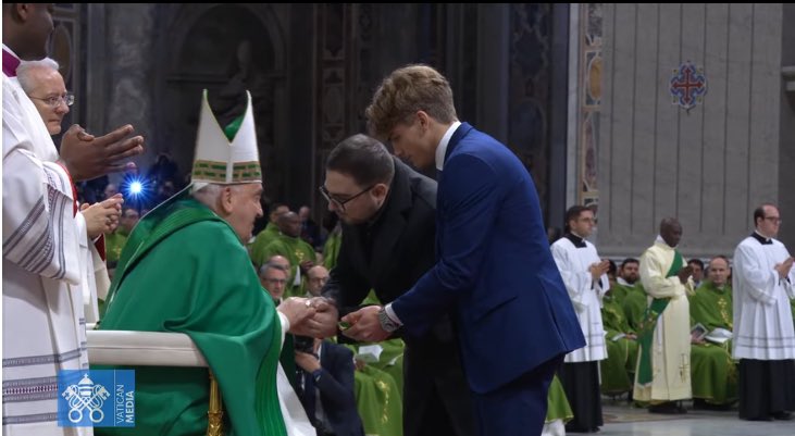 evaenlaradio's tweet image. Una alegría ver al joven periodista @santited93 llevando las ofrendas al #Papa durante la #Misa por el #JubileodelaComunicación
#DomingodelaPalabra 
¡Gran fichaje en @archimadrid!