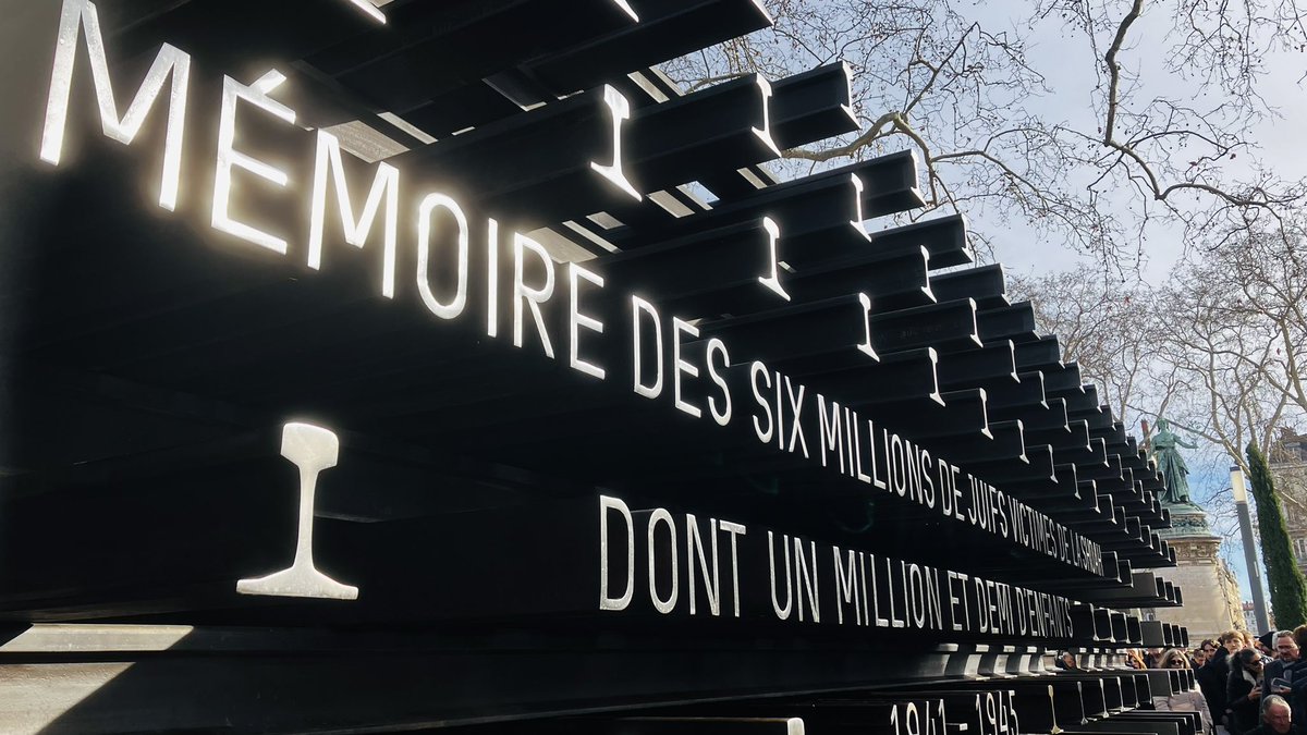 Le mémorial de la #Shoah dévoilé ce matin à #Lyon. Il est constitué de 1173 m de rails symbolisant les 1173 km qui séparent Lyon du camp d’Auschwitz en Pologne. Une ligne directe pour les juifs lyonnais vers les camps de la mort . <a href="/m6info/">M6 Info</a>