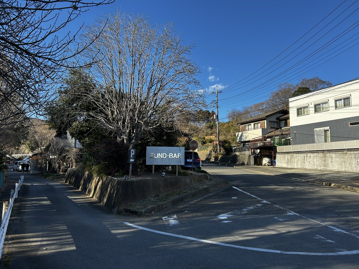 t_uvx's tweet image. こんな山奥にラーメン屋？
食べたことある細麺だと思ったら
AFURI系なのかね？
とにかくこの素ラーメンが塩の淡麗ギンギンで
無意識で三分の一ほど啜ってたわ
全粒粉の細麺バチボコにキマる

#ZEND-BAR #厚木