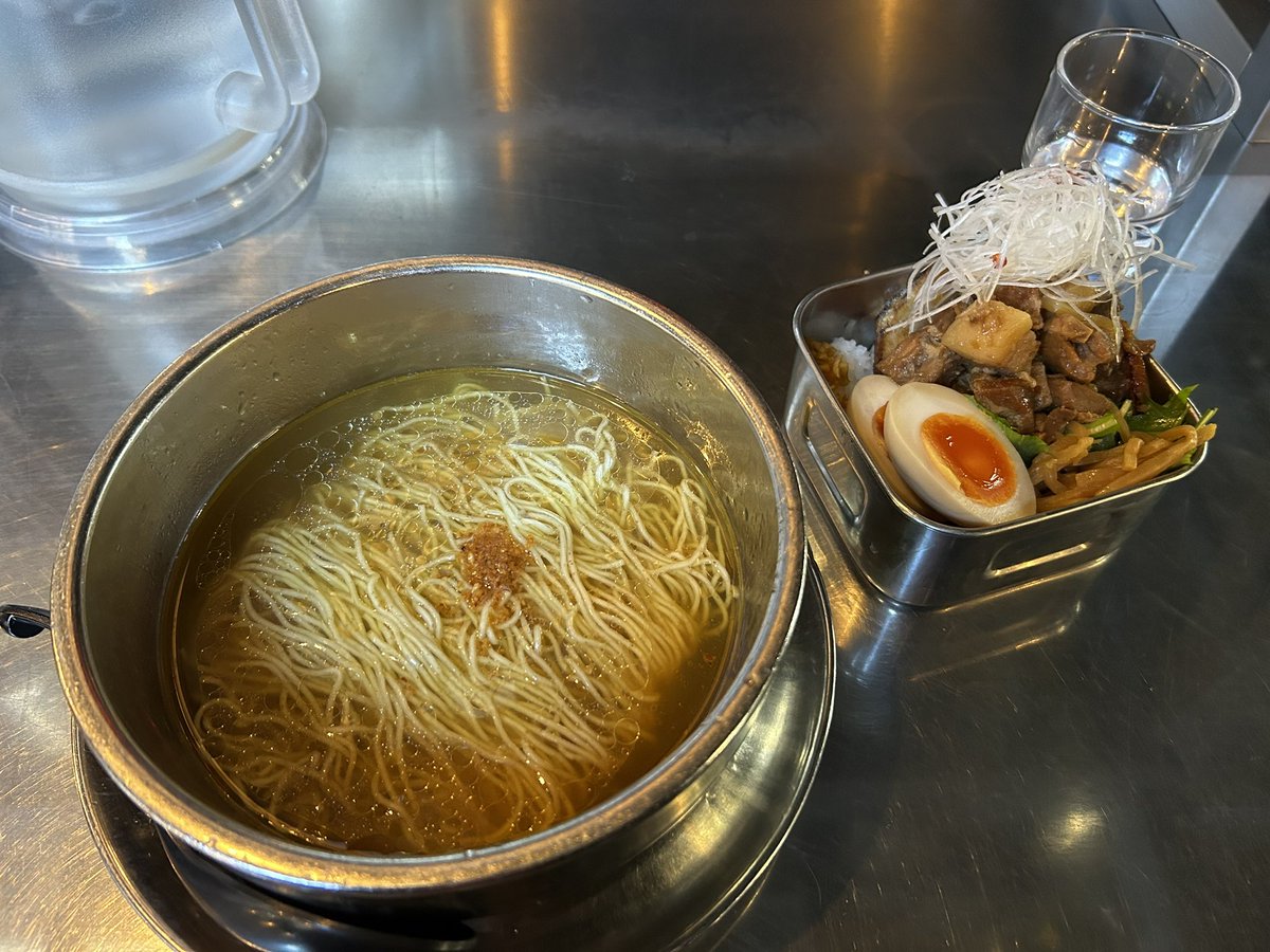 t_uvx's tweet image. こんな山奥にラーメン屋？
食べたことある細麺だと思ったら
AFURI系なのかね？
とにかくこの素ラーメンが塩の淡麗ギンギンで
無意識で三分の一ほど啜ってたわ
全粒粉の細麺バチボコにキマる

#ZEND-BAR #厚木