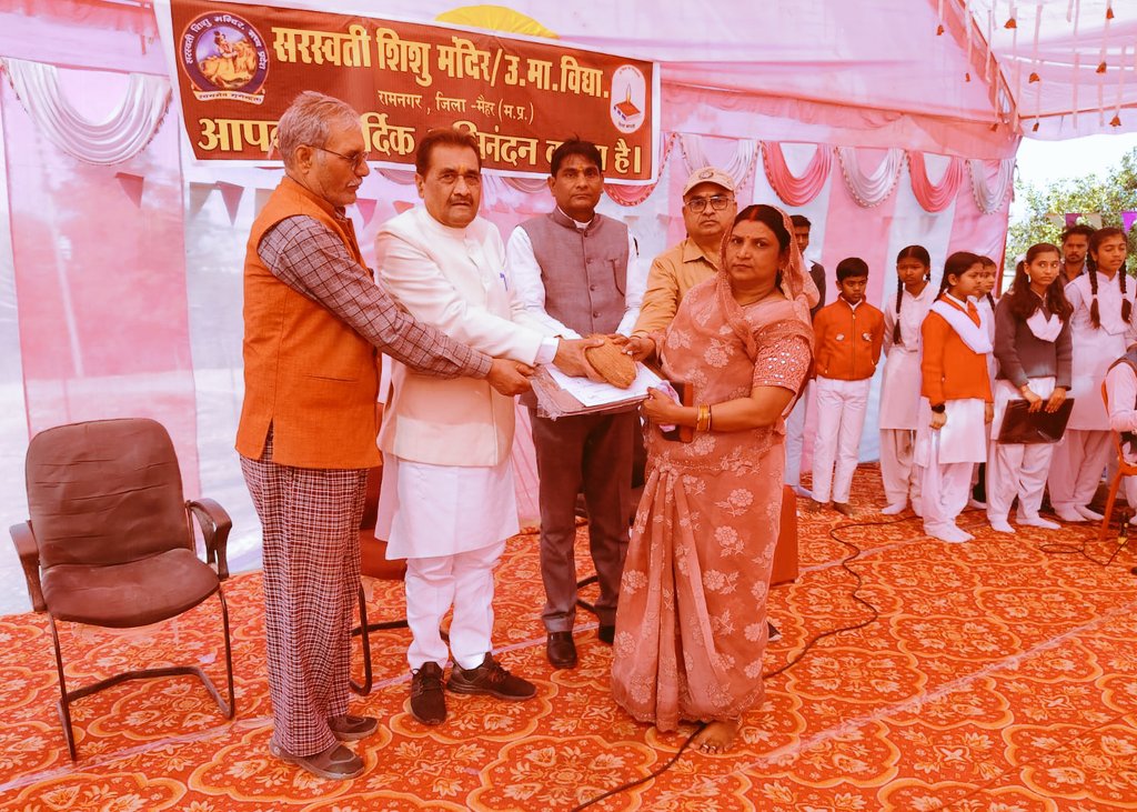 Ramkhelawanbjp's tweet photo. भारत वर्ष के 76 वें गणतंत्र दिवस के अवसर पर आज स्थानीय #रामनगर के सरस्वती विद्यालय में आयोजित कार्यक्रम के दौरान विद्यालय के बच्चों द्वारा सांस्कृतिक, रंगमंचीय प्रस्तुतियां प्रेषित की गई जिन्हें उनके उत्साहवर्धन हेतु पुरस्कृत किया,

साथ ही विद्यालय स्टाफ को भी प्रशस्ति पत्र के माध्यम से उनका उत्साहवर्धन किया।
#RepublicDay2025 #भारत