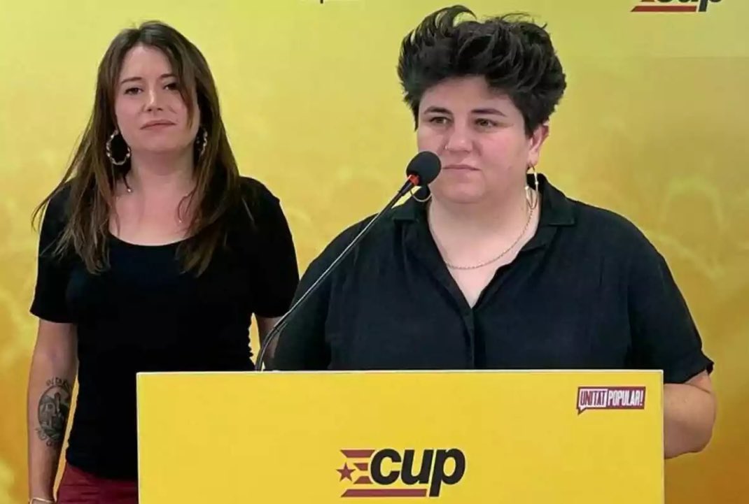 CalellaAC's tweet photo. Quan un membre d'Aliança Catalana va fer una piulada de contingut homòfob, el partit el va expulsar en menys de 24 hores. Quan un militant de la CUP deixa un home inconscient a terra, el partit fa un comunicat reivindicant l’acció amb orgull. Ens diuen feixistes. #SalvemCatalunya https://t.co/7nJcfz0gBK