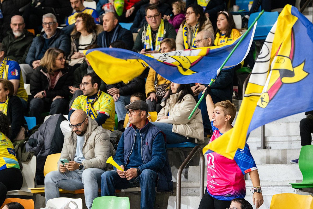 > <
+2 en casa y una noche para recordar.💛💙