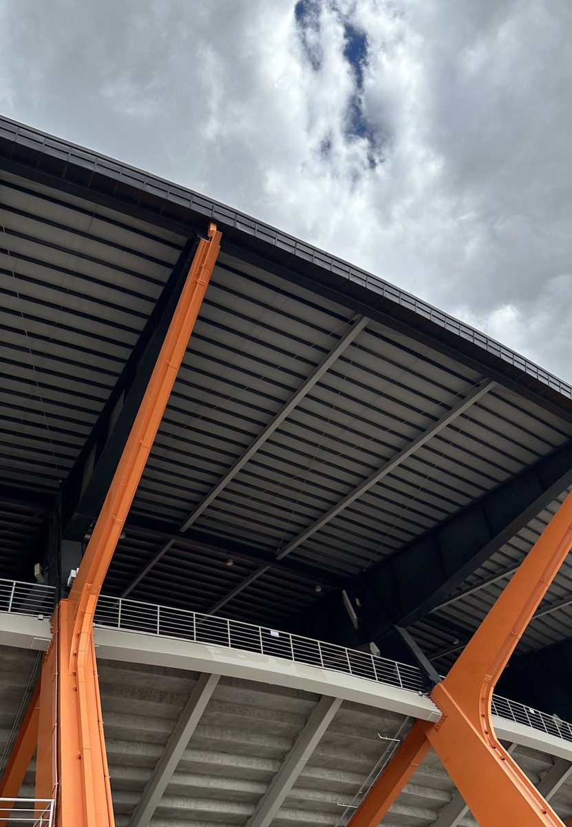 tips for open stadium concert outfits since the heat’s gonna be intense in march!!