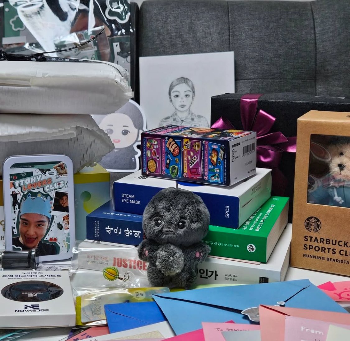 똔두지확대해서찍은거왤케커엽지😭💕
🔒근데언니진짜갓반인이다털정리안하고사진찍은것봨ㅋㅋㅋ