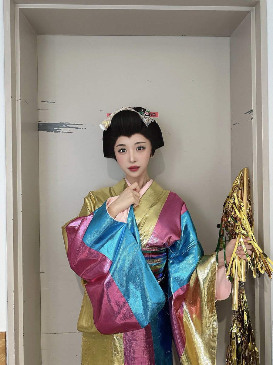 #松平健芸能生活50周年記念公演 
舞台 #暴れん坊将軍 福岡公演 in 博多座
本日無事に終演致しました❣️

ご来場、応援本当にありがとうございました！🩷

1幕おわりに上様と城中の面々で✨✨📷
毎日素敵な景色をありがとうございました!

また博多座に立てるよう頑張ります!!⚔️

御庭番　しずく https://t.co/7fzYPK5jo7