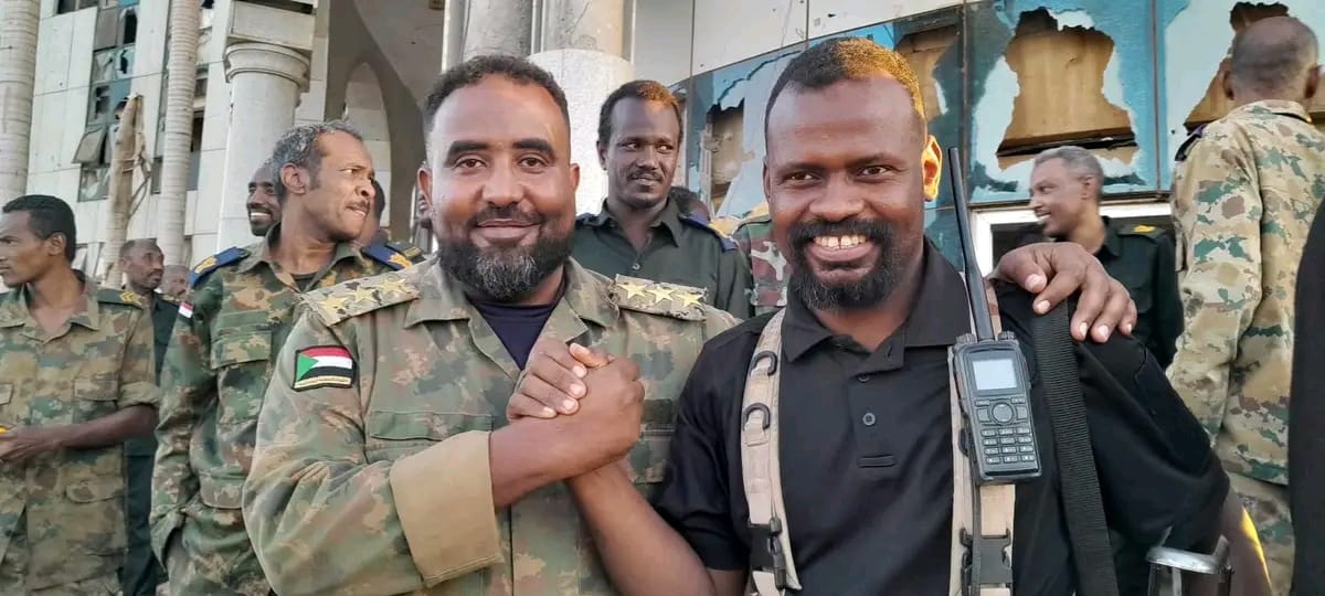 القيادة العامة دخلوها مرتين، وكل مرة كانت ملحمة تخطها الأقدار. أول مرة، كان الضباط ديل، حامد الجامد ورجالو، وقفو زي الجبال، يحمو شعبهم بصدور من حديد وأرواح أقسمت ما تنهزم. وتاني مرة، دخلوها رفقة جيش الوطن، ما كتف بكتف بس، لكن روح بروح، سلاحهم سلاحنا، ودمهم دمنا،