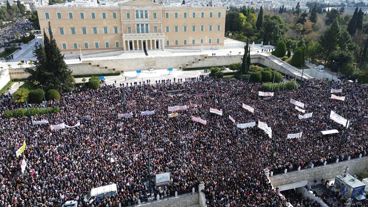 imitr3los's tweet photo. Τόσο κόσμο δεν πρέπει να έχει δεί στο #Συνταγμα από την εποχή του 81 
#Τεμπη #Τεμπη_δικαιωση https://t.co/bHcv2ArHd8