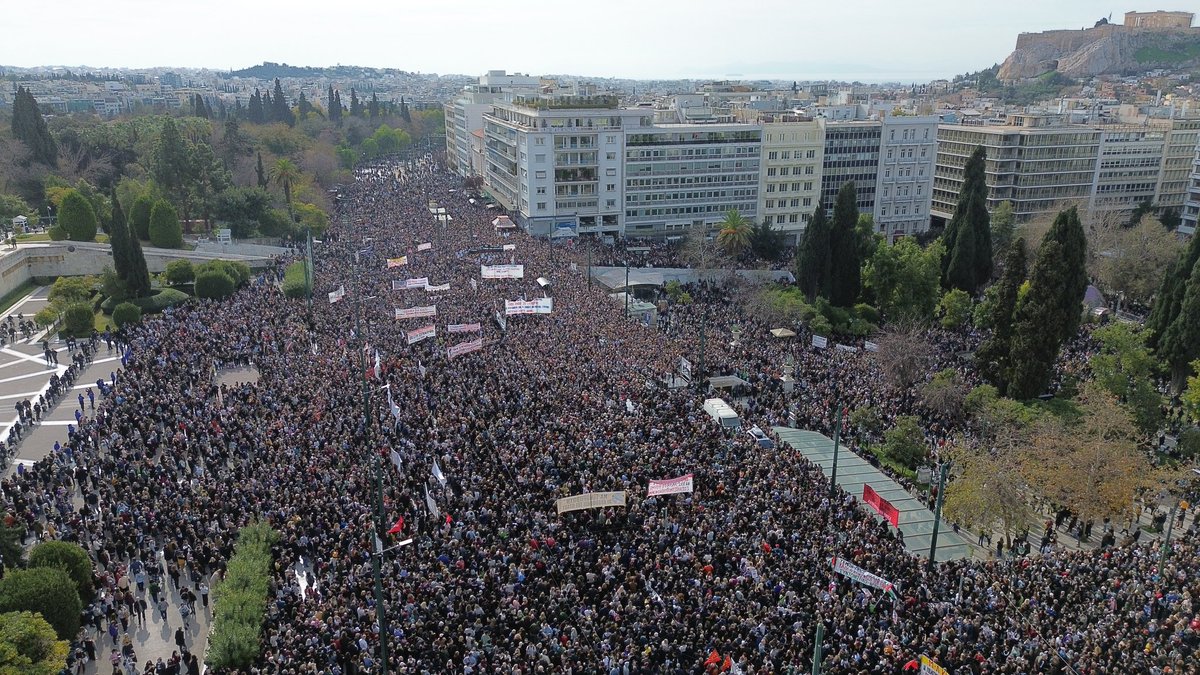 imitr3los's tweet photo. Τόσο κόσμο δεν πρέπει να έχει δεί στο #Συνταγμα από την εποχή του 81 
#Τεμπη #Τεμπη_δικαιωση https://t.co/bHcv2ArHd8