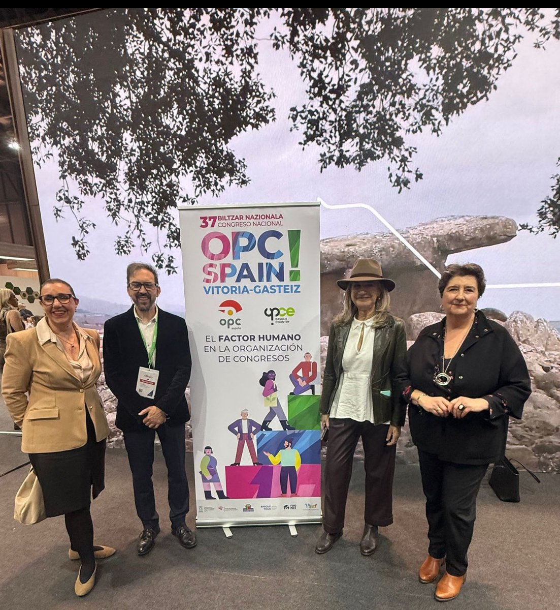 El jueves en ⁦<a href="/fitur_madrid/">FITUR</a>⁩ se presentó el #37CongresoOPCSpain  que acogerá #VitoriaGasteiz con el factor humano en los congresos como eje central. Organiza ⁦<a href="/OPCEVasca/">OPCE Basque Country</a>⁩ ⁦⁦<a href="/opcspain/">OPC España</a>⁩      puedes inscribirte en opc2025.opce.eus/37-congreso-op…