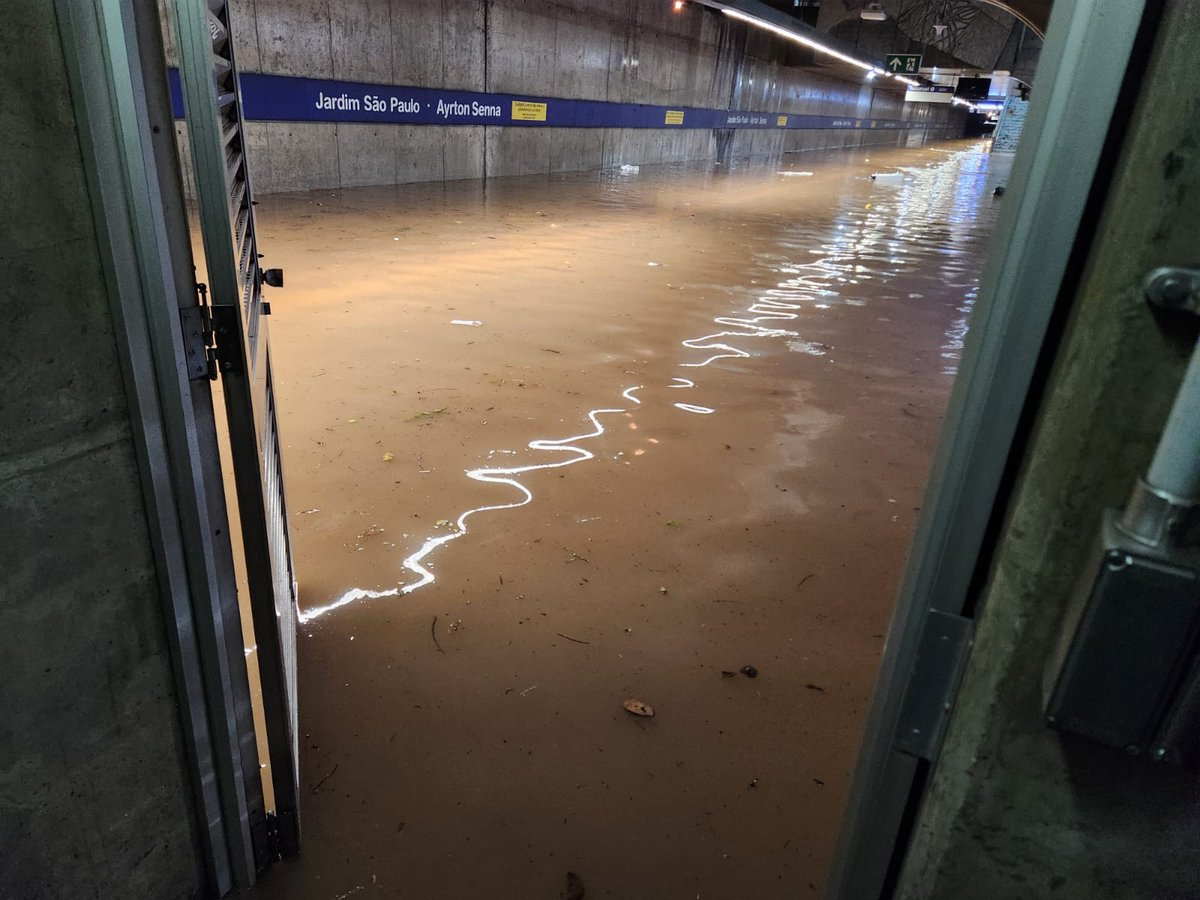 metroecptm's tweet photo. Após 'super temporal', Linha 3-Vermelha funcionará normalmente neste domingo. Linha 1 segue fechada entre Santana e Tucuruvi. #EstaçãoJardimSãoPaulo #Linha1Azul #Linha3Vermelha #Metrosp https://t.co/hOsmYrXoD4 https://t.co/ANItGGLZg2