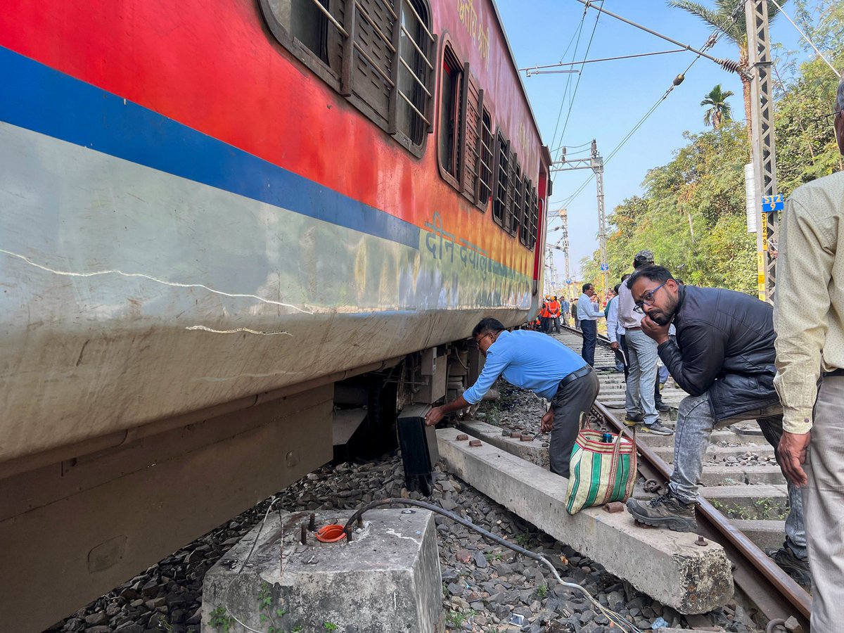 Bihari1431's tweet image. पश्चिम बंगाल में रेल हादसा..

तिरुपति एक्सप्रेस को ट्रेन ने मारी टक्कर, तीन डिब्बे पटरी से उतरे  
#Howrah #trainaccident