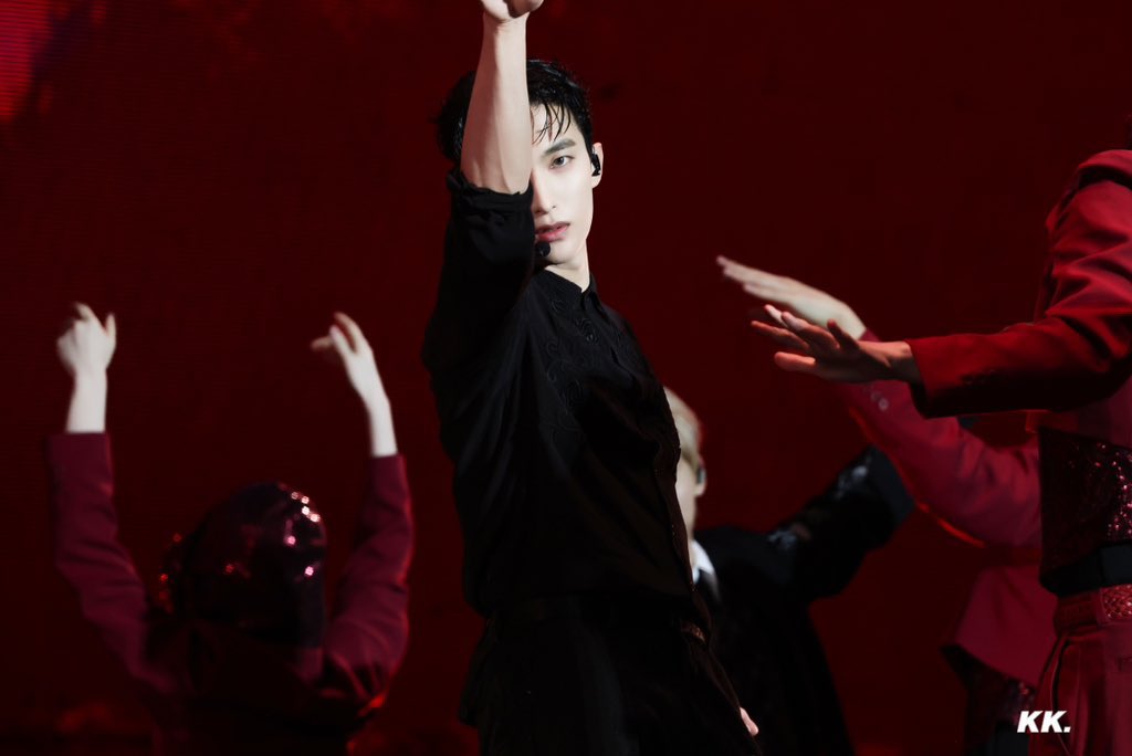 KyeomsBaekery's tweet photo. HD PICS OF DOKYEOM WITH EXPOSED FOREHEAD AT TODAY’S CONCERT😭😭😭😭 https://t.co/0PIMFmmdS0