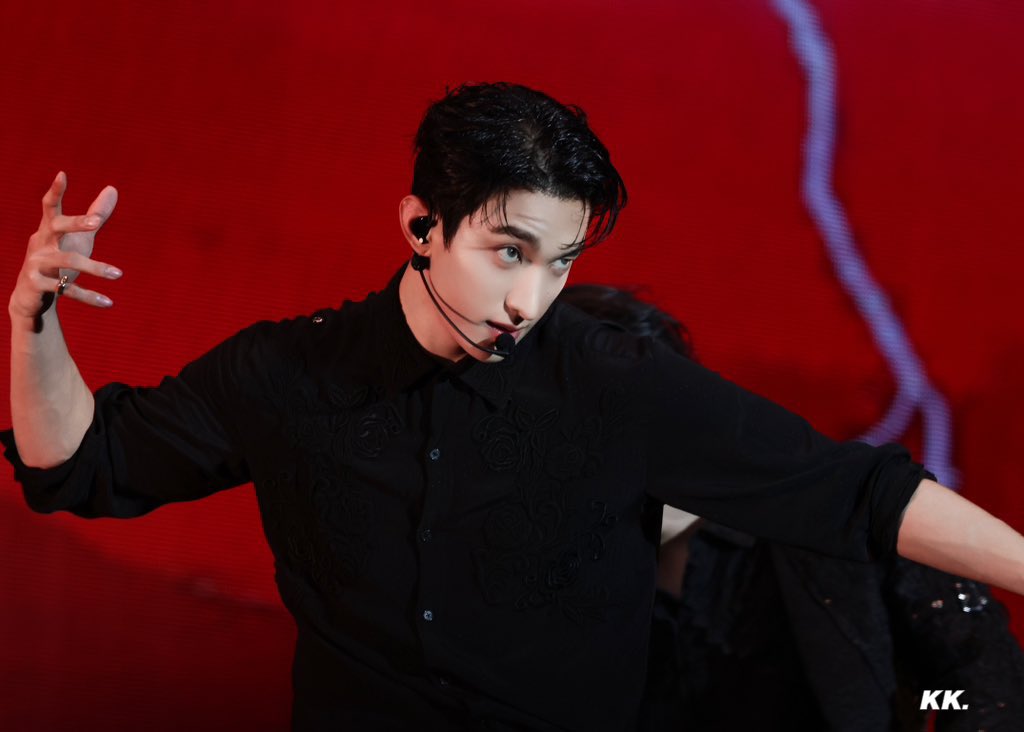 KyeomsBaekery's tweet photo. HD PICS OF DOKYEOM WITH EXPOSED FOREHEAD AT TODAY’S CONCERT😭😭😭😭 https://t.co/0PIMFmmdS0