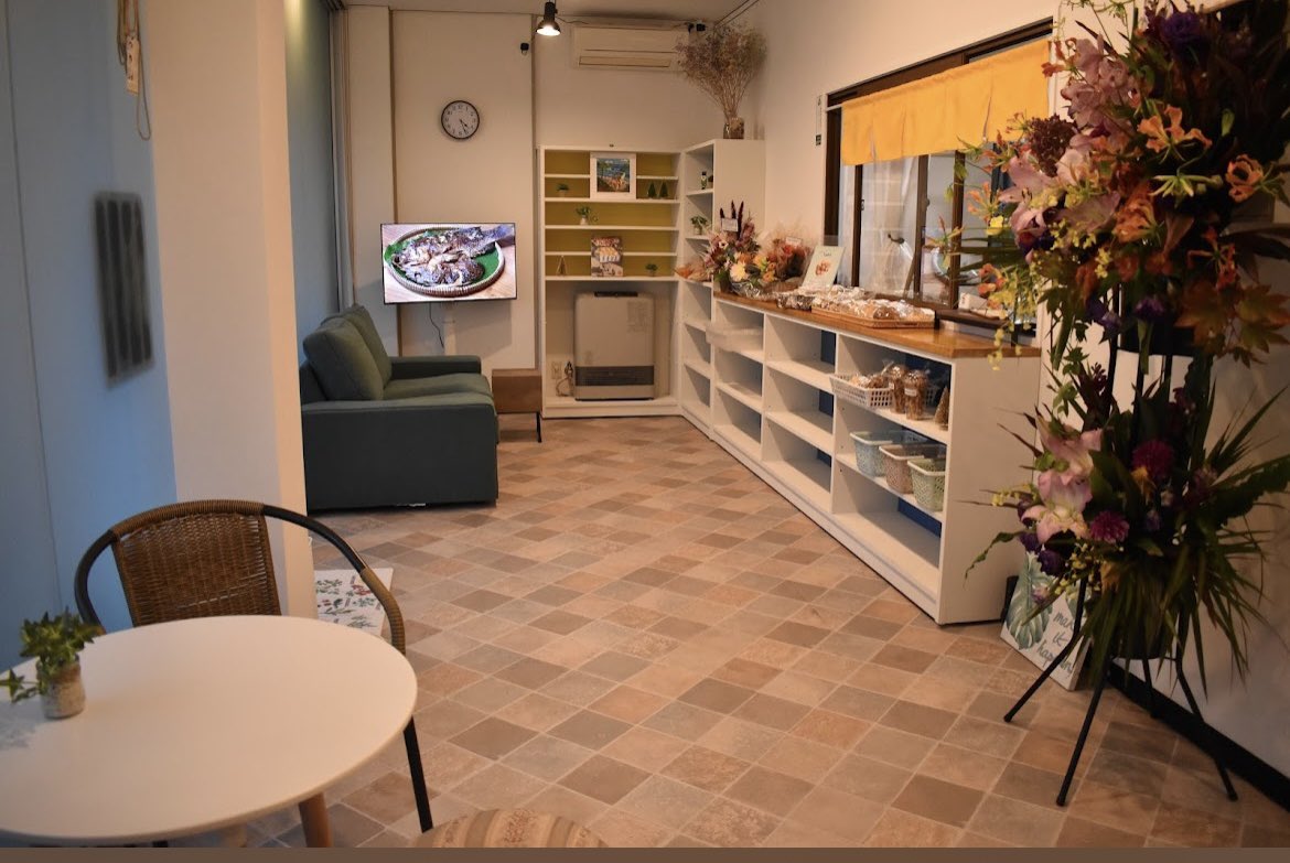 aizu_story's tweet image. ゲストハウスなかやすみさん✨

会津若松市、会津若松駅から徒歩15分のゲストハウスです🏠

なんと！！一泊約4,000円で泊まれるお手頃なお宿です😳ロビーでは美味しいパンも販売中🤤

会津に訪れる際は、ぜひ足を運んでみてください！

#会津　#ゲストハウス