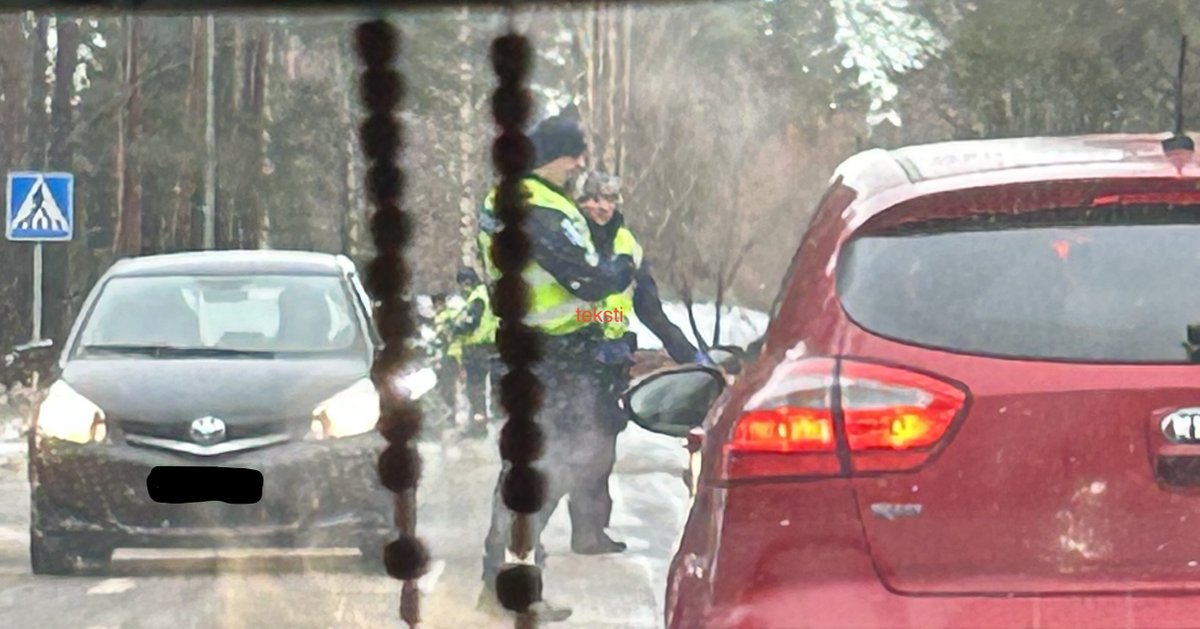 Maaninkavaara's tweet photo. @oulupoliisi saitteko kaverin kiinni, joka pakeni tästä puhallutuksesta #toppila ?
(kuvan autot eivät liity pakenijaan) - pakenija oli vasemmalla kaistalla puhalluttajien kohdalla.... https://t.co/GDLuRWWdvw