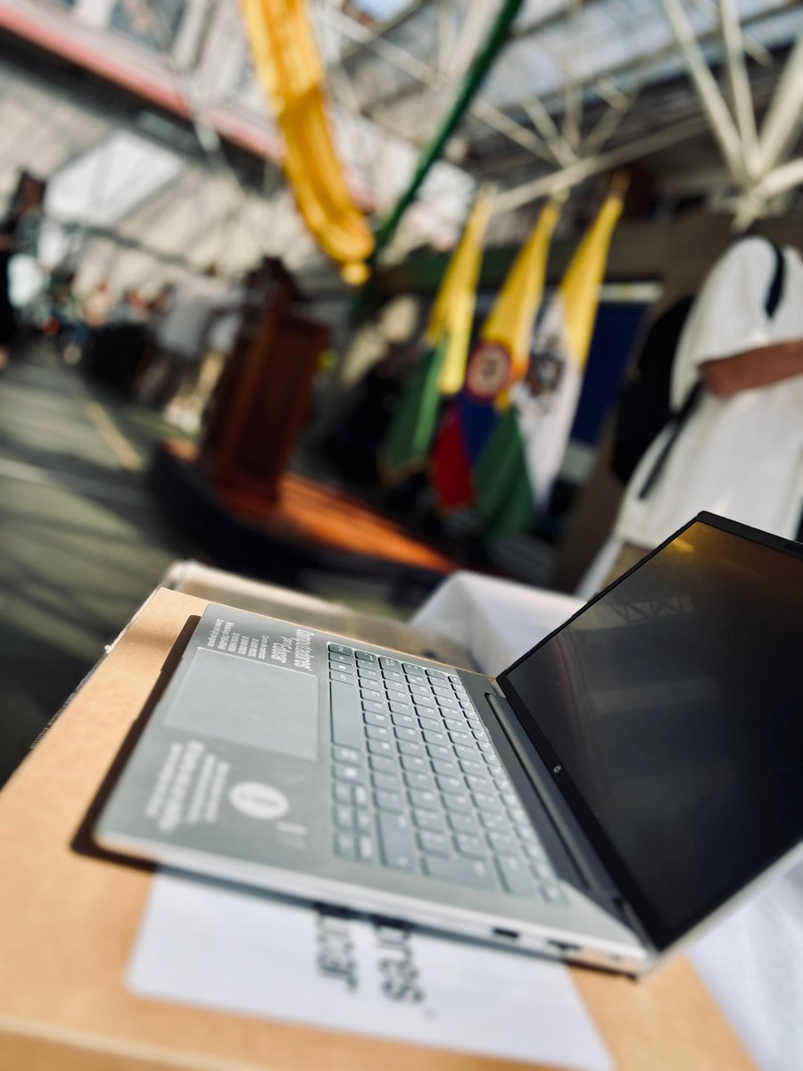 Hoy en #Pensilvania entregamos 520 computadores a estudiantes de las instituciones educativas, una inversión de 1.000 millones de pesos gracias al Ministerio de las TIC. La tecnología llega a las aulas para fortalecer la educación y conectar a nuestros jóvenes con el mundo.