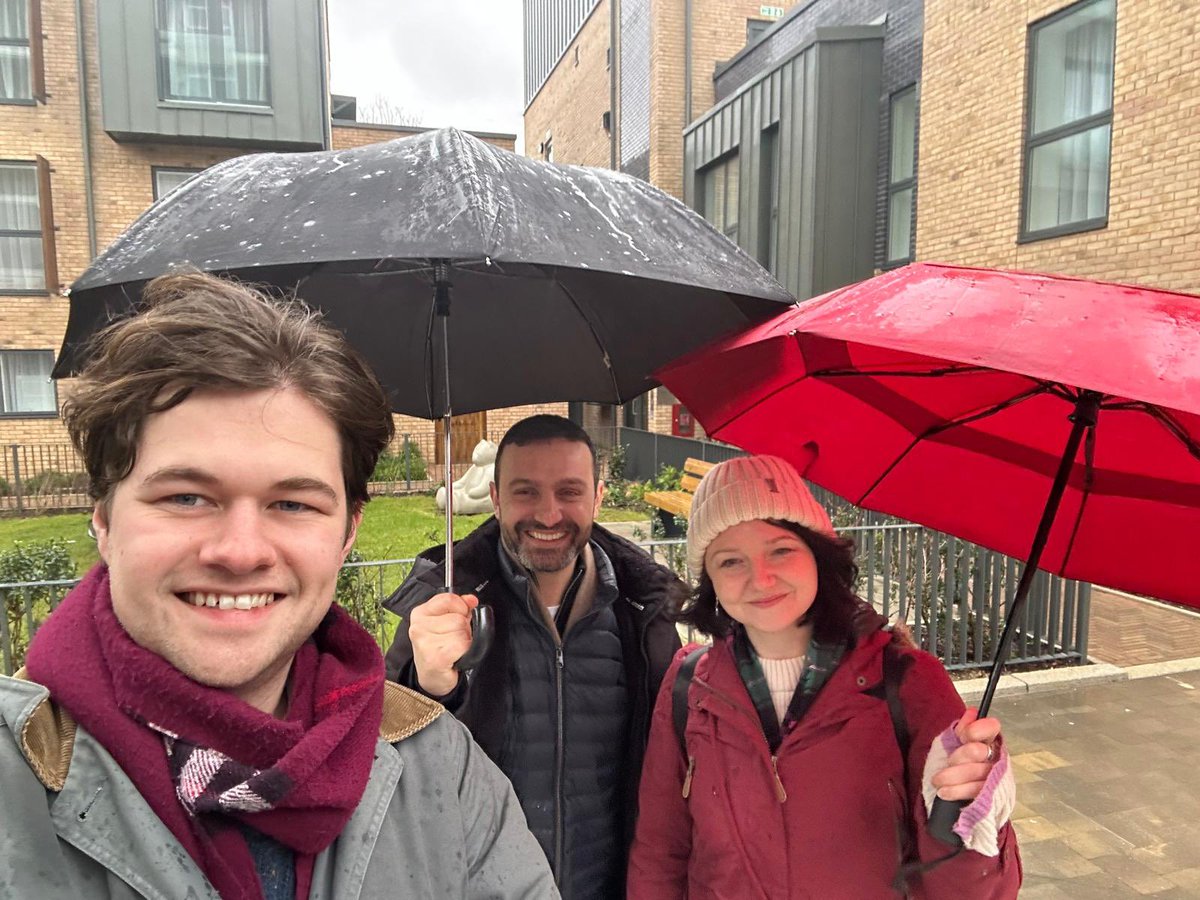 IslingtonSouth's tweet photo. RAIN OR SHINE! 🌹🌹
Laycock councillors Heather Staff, and Nurullah Turan @ Dixon Clarke Court, catch up with local residents.
Newly elected #Islington South CLP Secretary, Joe Peck on camera duties (Congrats Joe!)
@staff_heather @Cllr_NTuran @jq_peck
#laycock #IslingtonSouth https://t.co/qjX0cKPnlv