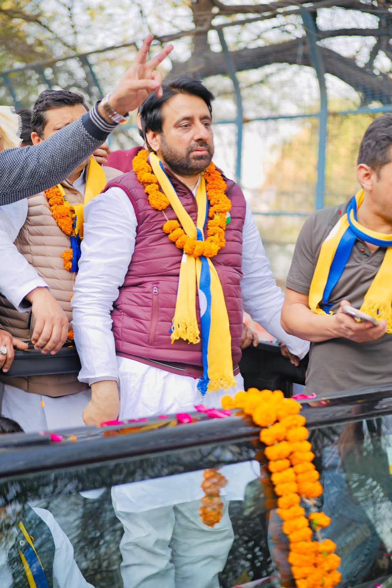 Okhla chunav ka to pta nahi kon jeetega lekin amanat ullah bhai ke chehre se khushi gayab ho chuki hai.