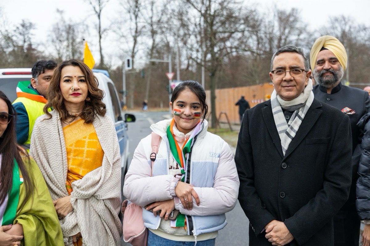 eoiberlin's tweet photo. Ambassador @AjitVGupte flagged off a car rally to commemorate 🇮🇳's 76th Republic Day. Around 50 cars embarked on a route covering historic capital, Berlin. 

Held after several years, the car rally signified growing Indian diaspora & expanding people-to-people ties, a key pillar of 🇮🇳-🇩🇪 #StrategicPartnership.

@rashtrapatibhvn @narendramodi @PMOIndia @DrSJaishankar @MEAIndia @IndianDiplomacy 

#RepublicDay2025 #RepublicDayIndia #RepublicDay #76thRepublicDay #76thRepublicDayBharat