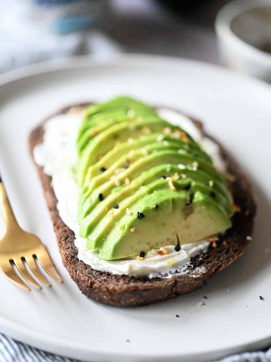 RetroHighway's tweet image. Cream Cheese &amp;amp; Avocado Toast on black bread

would you try this #keto friendly breakfast?