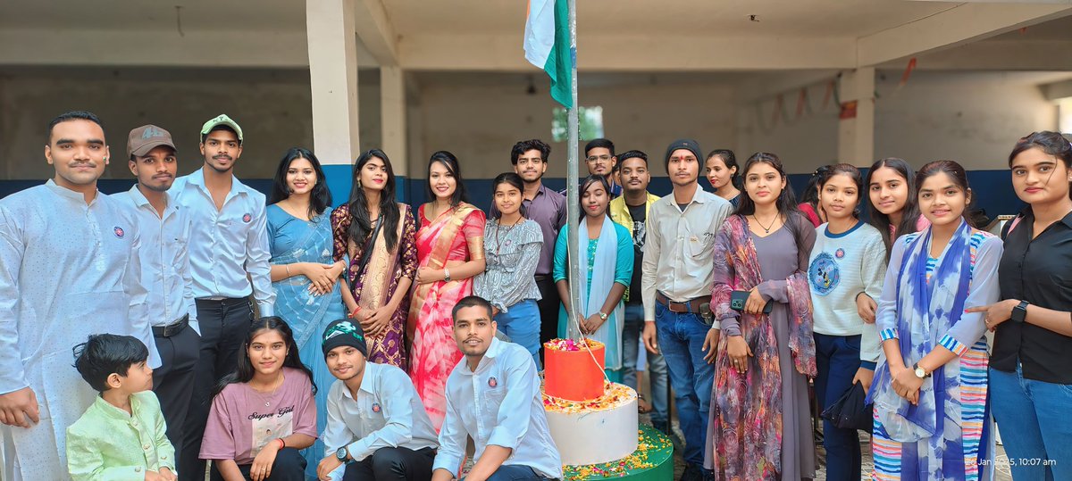 NSS_Nikhilpatel's tweet photo. 26 जनवरी 2025
समस्त देशवासियों को भारतीय लोकतंत्र के महापर्व 76वें गणतंत्र दिवस के अवसर पर अशेष शुभकामनाएँ।

       🇮🇳 जय हिंद! भारत माता की जय!🇮🇳 https://t.co/512HJhRIAo