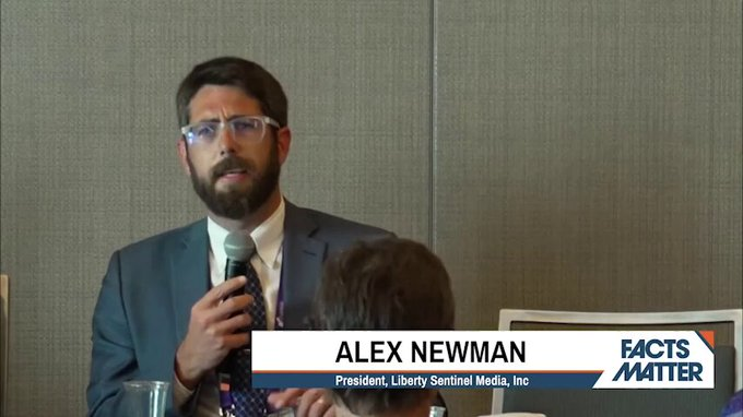 climacritic's tweet photo. Il Giornalista pluripremiato, Alex Newman: "La narrativa del "riscaldamento globale provocato dall'uomo" è semplicemente un pretesto per i globalisti non eletti per controllare e microgestire ogni aspetto della tua vita, con il pretesto di "salvare il pianeta".
L'idea che la CO2 sia un inquinamento è assolutamente assurda... L'idea che [distruggerà] il pianeta o cambierà la temperatura della Terra è totalmente ridicola.  
Ma da una prospettiva totalitaria, se riesci a convincere la gente che la CO2 è un inquinante, non c'è attività umana che non si traduca in emissioni di CO2, compreso vivere, compreso morire, accendere un interruttore della luce.
Ogni singolo aspetto della nostra vita, quindi, se ci sottomettiamo all'idea che la CO2 sia inquinamento, allora finirà sotto il controllo normativo delle persone che affermano di salvarci dall'inquinamento"