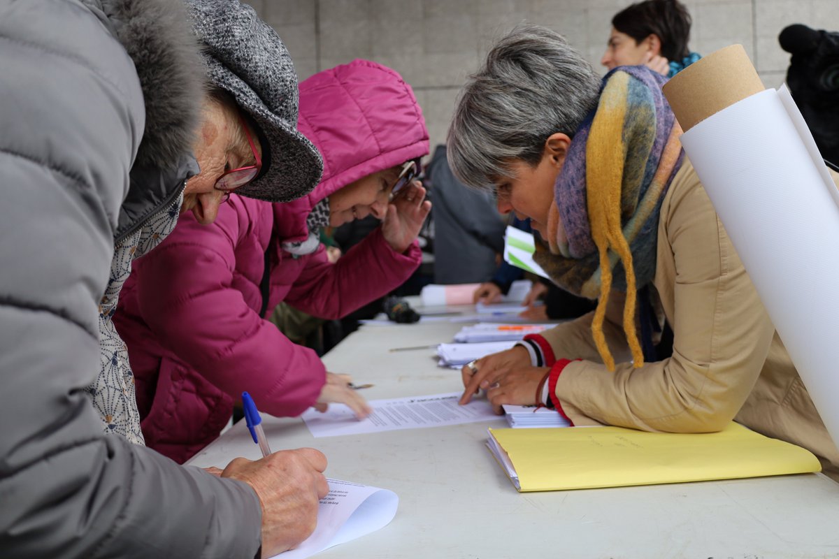 LABsindikatua's tweet photo. Irun eta Hendaia batuz migrazio politika ankerrak salatu eta migratzeko eskubidea aldarrikatu dute gaurkoan 2.000 lagun baino gehiagok. Eskubide guztiak pertsona guztientzat izan daitezen, mugak apurtu eta zubiak eraiki!

#HarreraHerriHarro
#JAccuse https://t.co/h3w0NLYRK7