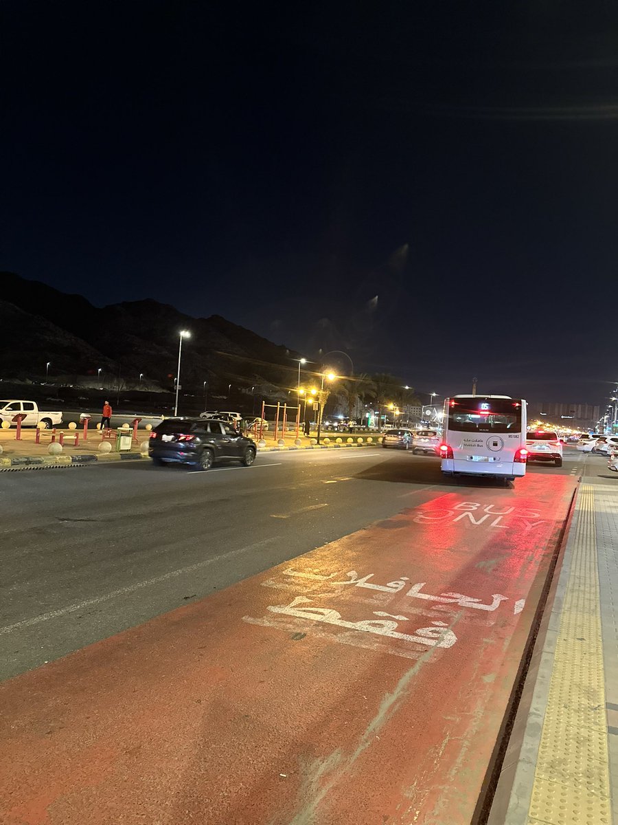 hsoon_210's tweet photo. تركت المكان اللي جمعنا عقب فرقاه 
على شان شوفت غالين منه يشقيني 
ليا تذكرت صورته وعينت بعض أشياه 
تزايد علي هموم وسط قلبي وتبكيني
تبعت الوسايل كلها في سبيل أنساه 
ولا فيه شي عن هوى البال ينسيني .

واخيرا
تعال نصور الذكرى عشان نعانّد النسيان 
تعال نوقّف الماضي بصورة نجتمع فيها . https://t.co/vucq69zsk6