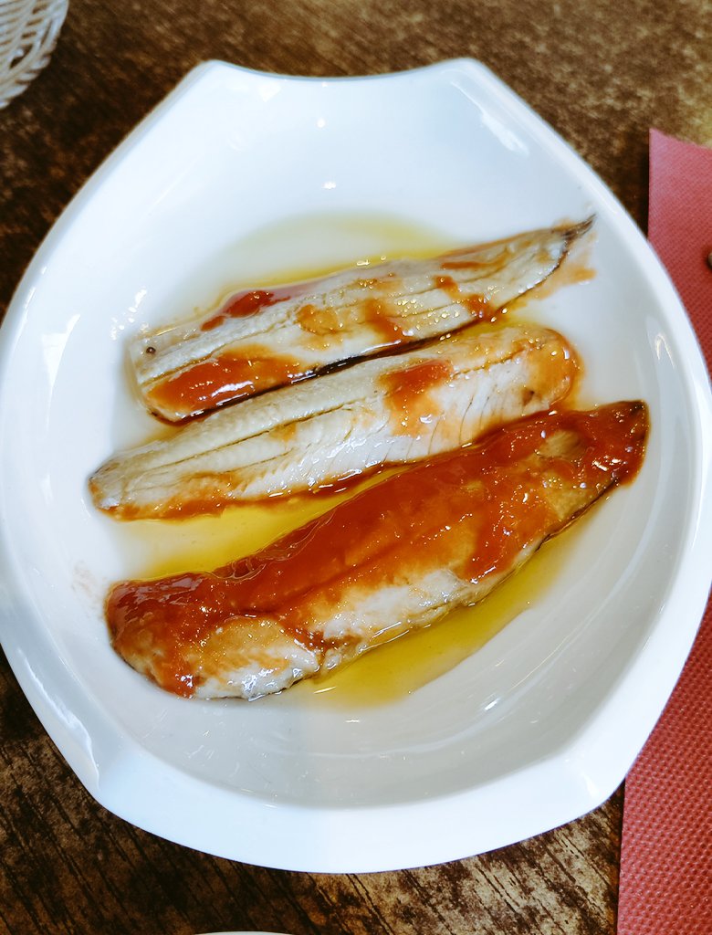 magellan75's tweet image. Sardinas en vinagre, salpicón de pulpo, callos, menudas carrilleras, una de simpatía y otra de profesionalidad. Siempre Viavélez.