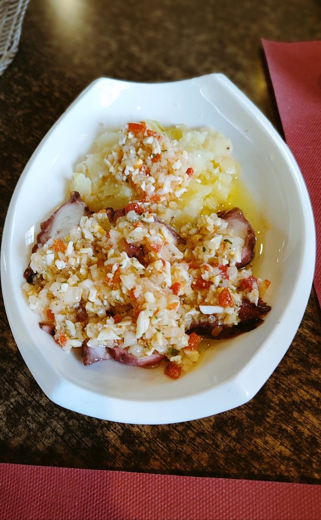 magellan75's tweet image. Sardinas en vinagre, salpicón de pulpo, callos, menudas carrilleras, una de simpatía y otra de profesionalidad. Siempre Viavélez.