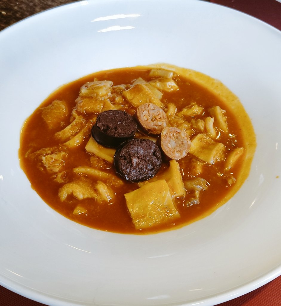 magellan75's tweet image. Sardinas en vinagre, salpicón de pulpo, callos, menudas carrilleras, una de simpatía y otra de profesionalidad. Siempre Viavélez.