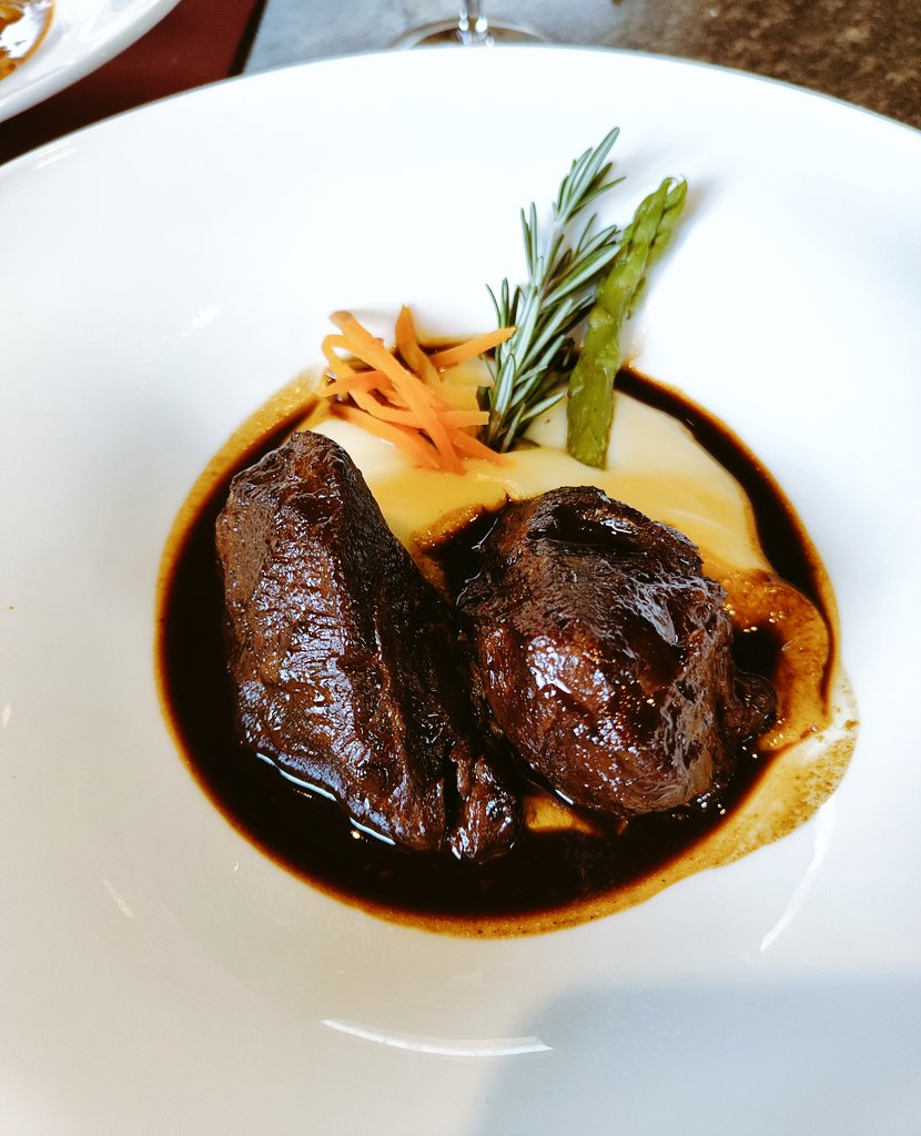 magellan75's tweet image. Sardinas en vinagre, salpicón de pulpo, callos, menudas carrilleras, una de simpatía y otra de profesionalidad. Siempre Viavélez.